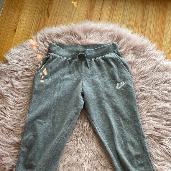 grey nike joggers - Picture 2 of 4